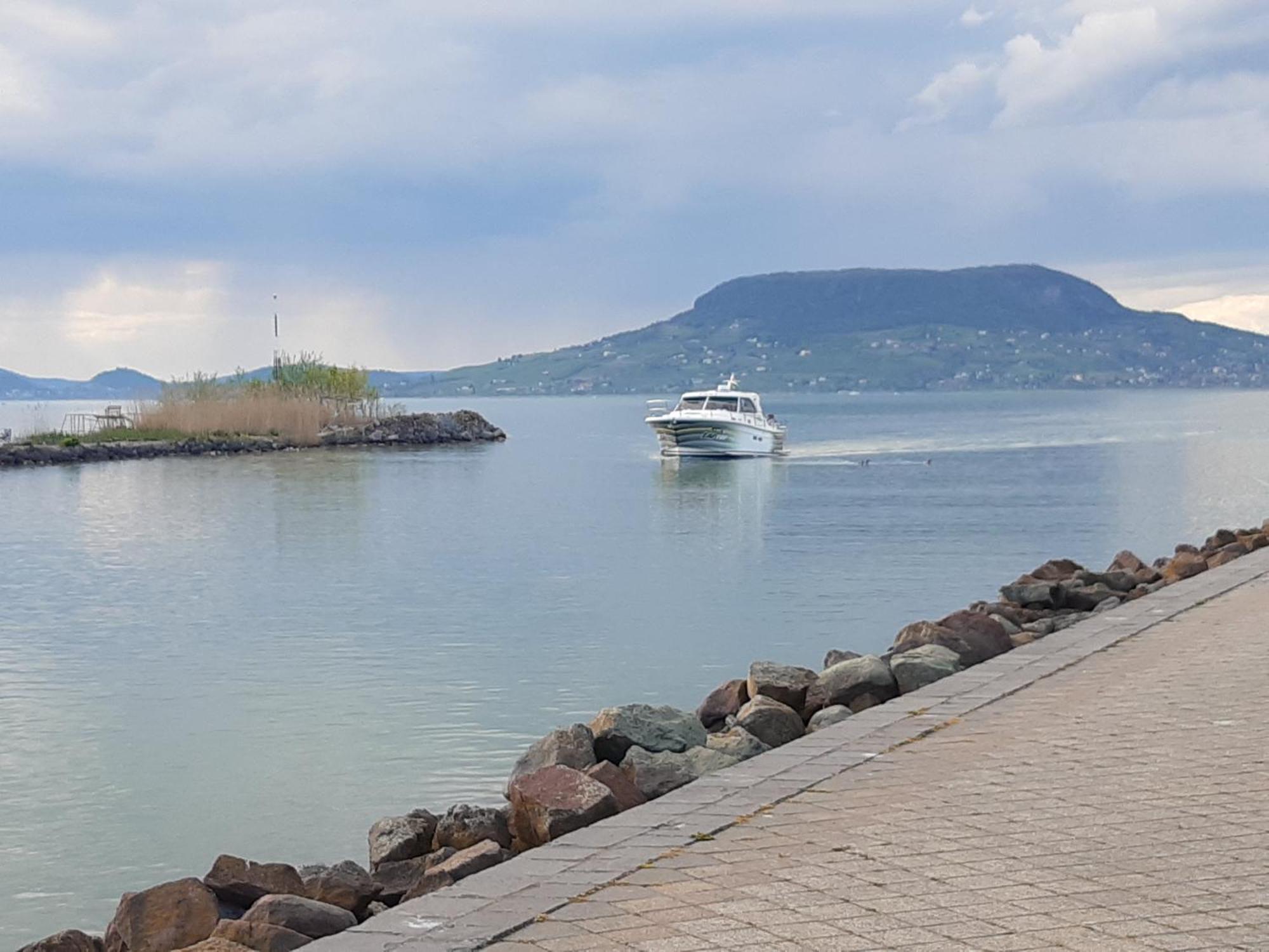 Livi Apartman Merevfalu Kerti Medencevel Fonyód Exterior foto