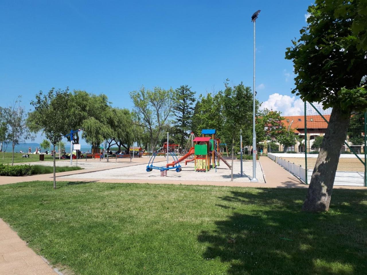 Livi Apartman Merevfalu Kerti Medencevel Fonyód Exterior foto
